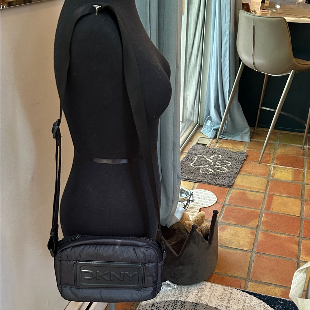 DKNY🖤🩶🤍Black Nylon Crossbody /shoulder Bag.      MINT CONDITION ‼️